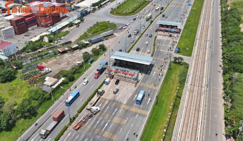 Duong duoi cau Rach Chiec lai bi chan, oto buoc phai qua Tram BOT Xa lo Ha Noi