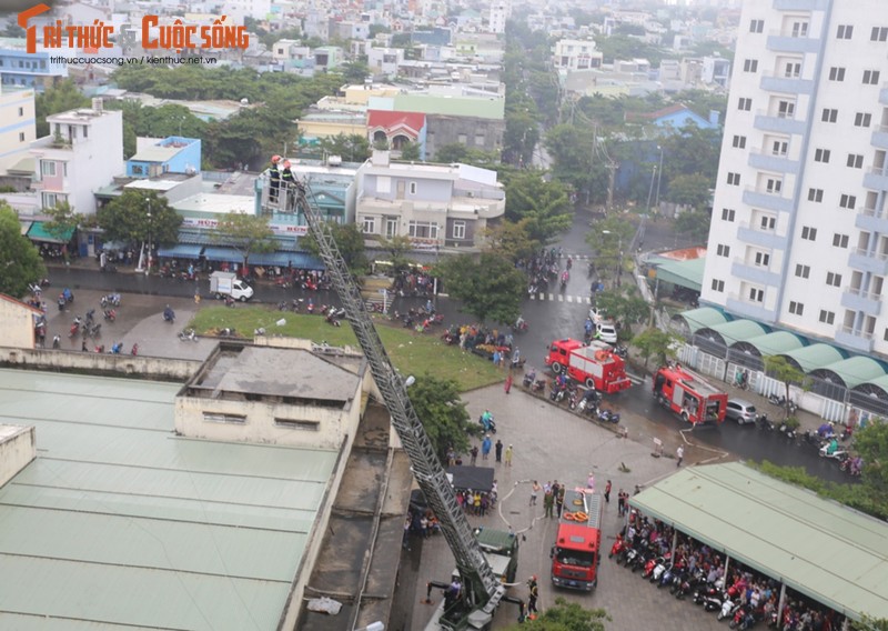 Chay kem no lon o chung cu, hang tram nguoi chay tan loan