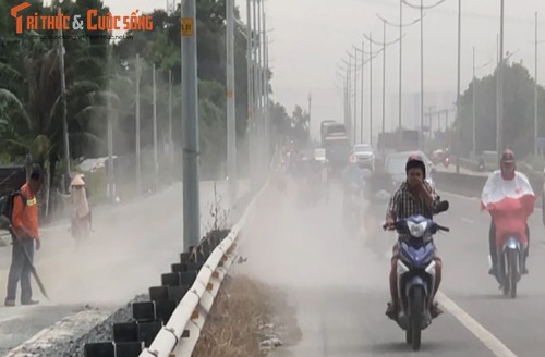 “Bao bui” tan cong nguoi di xe may tren duong dan cao toc TP HCM